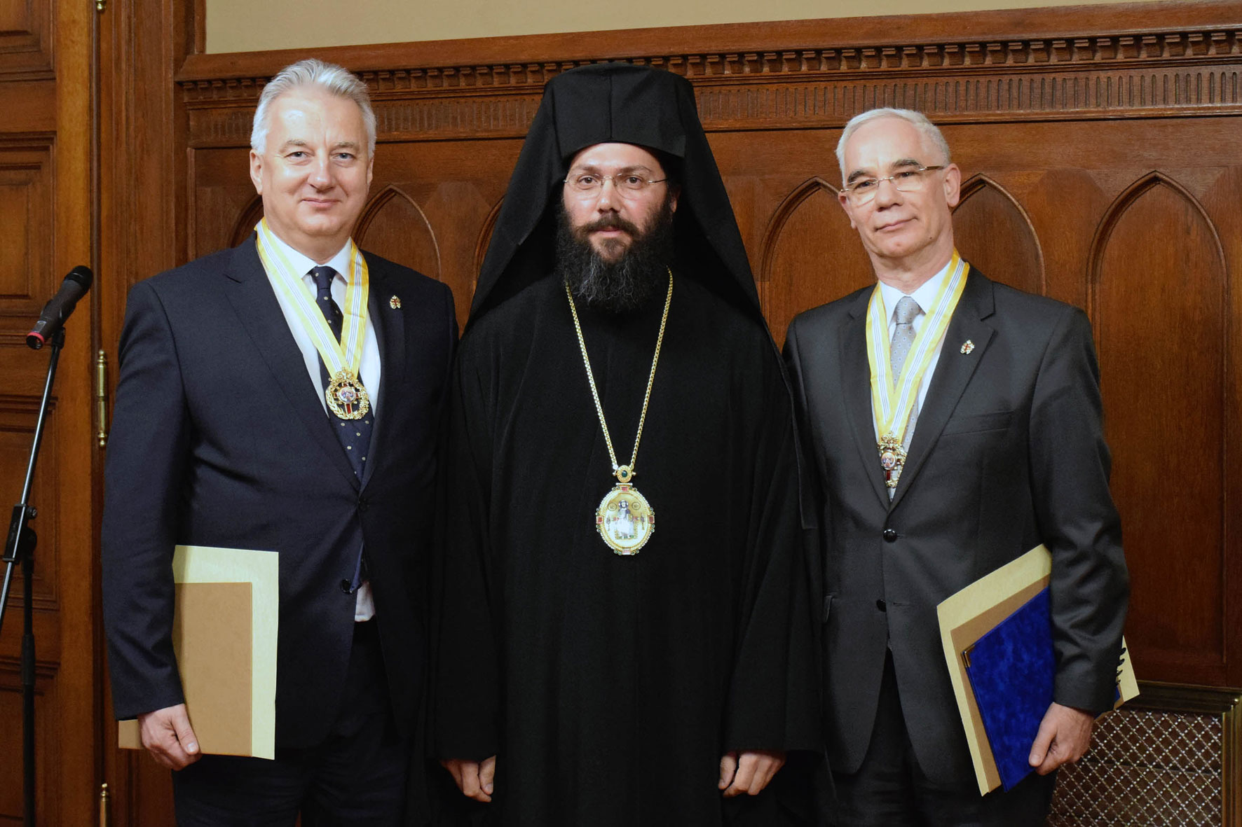 Ἀπονομή Χρυσοῦ Σταυροῦ Ἀξίας ἀπό τήν Ἱερά Μητρόπολη Αὐστρίας καί Ἐξαρχία τῆς Οὑγγαρίας
