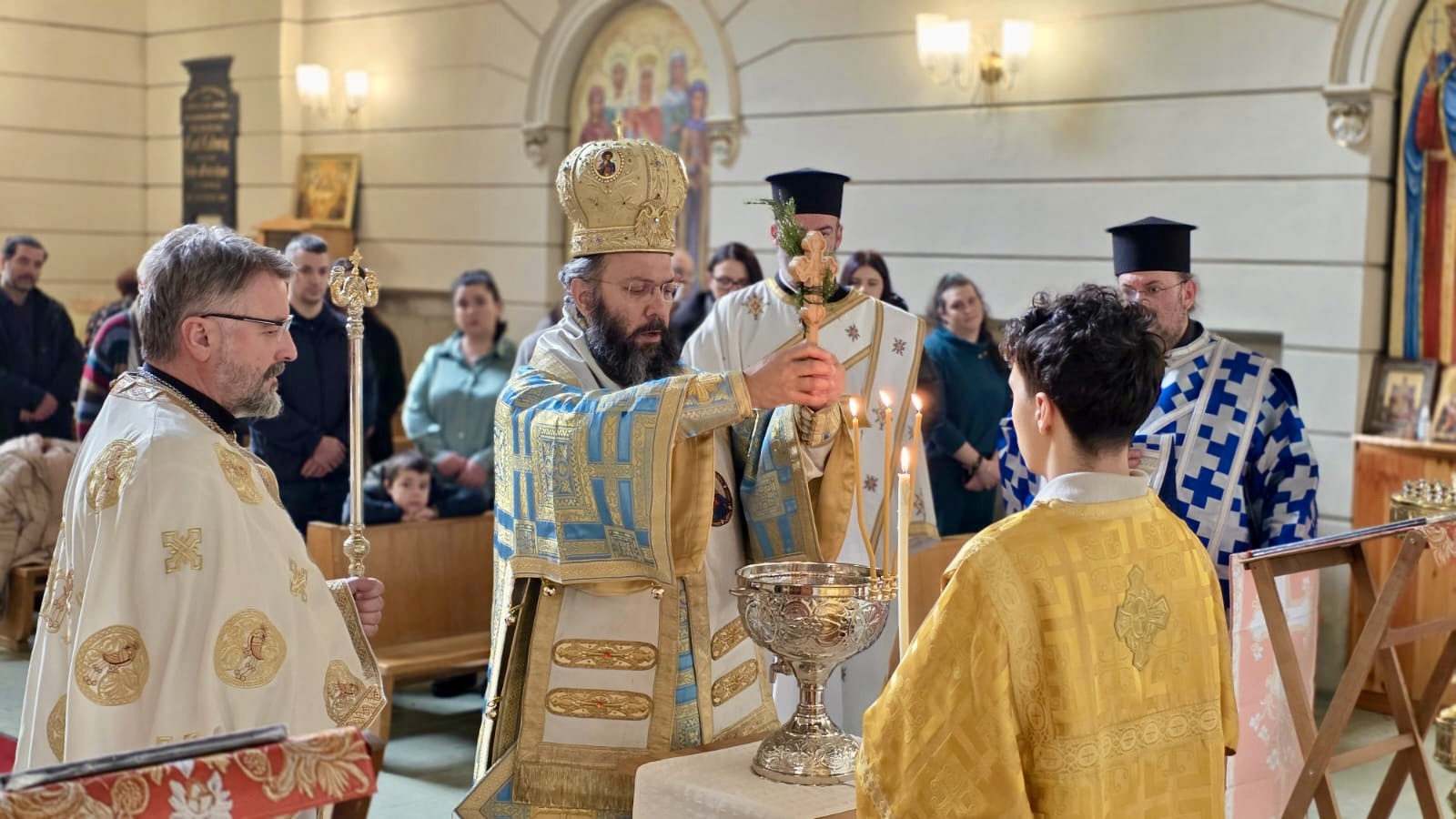 Erzbischöfliche Göttliche Liturgie, Große Wasserweihe und Anschnitt der Vasilopita in der Kirchengemeinde zum Heiligen Johannes dem Täufer in Innsbruck