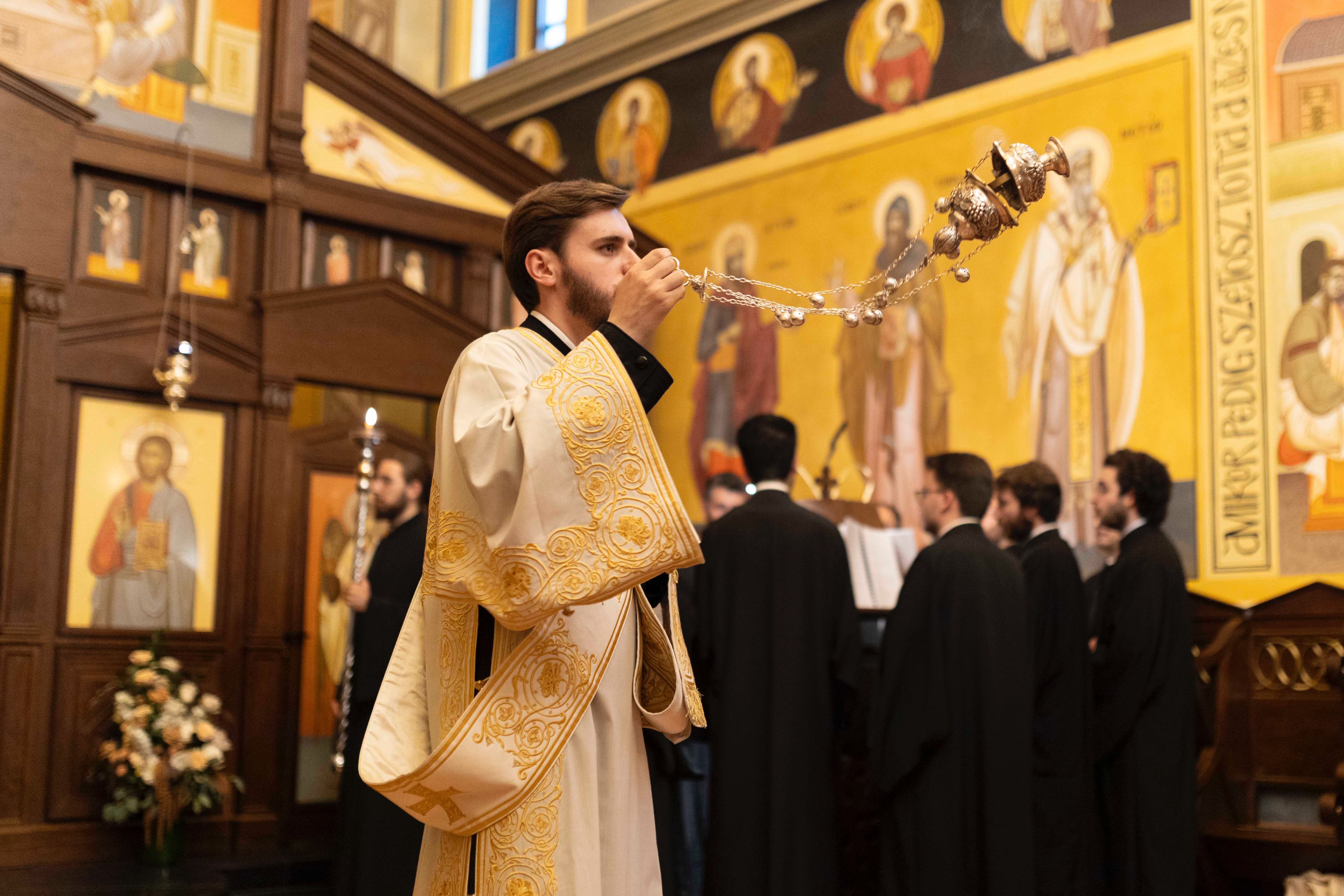 Erzbischöflicher Vorsitz Seiner Eminenz, des Metropoliten-Ältesten Emmanuel von Chalkedon, in der Kirche der Heiligen Drei Hierarchen in Budapest.