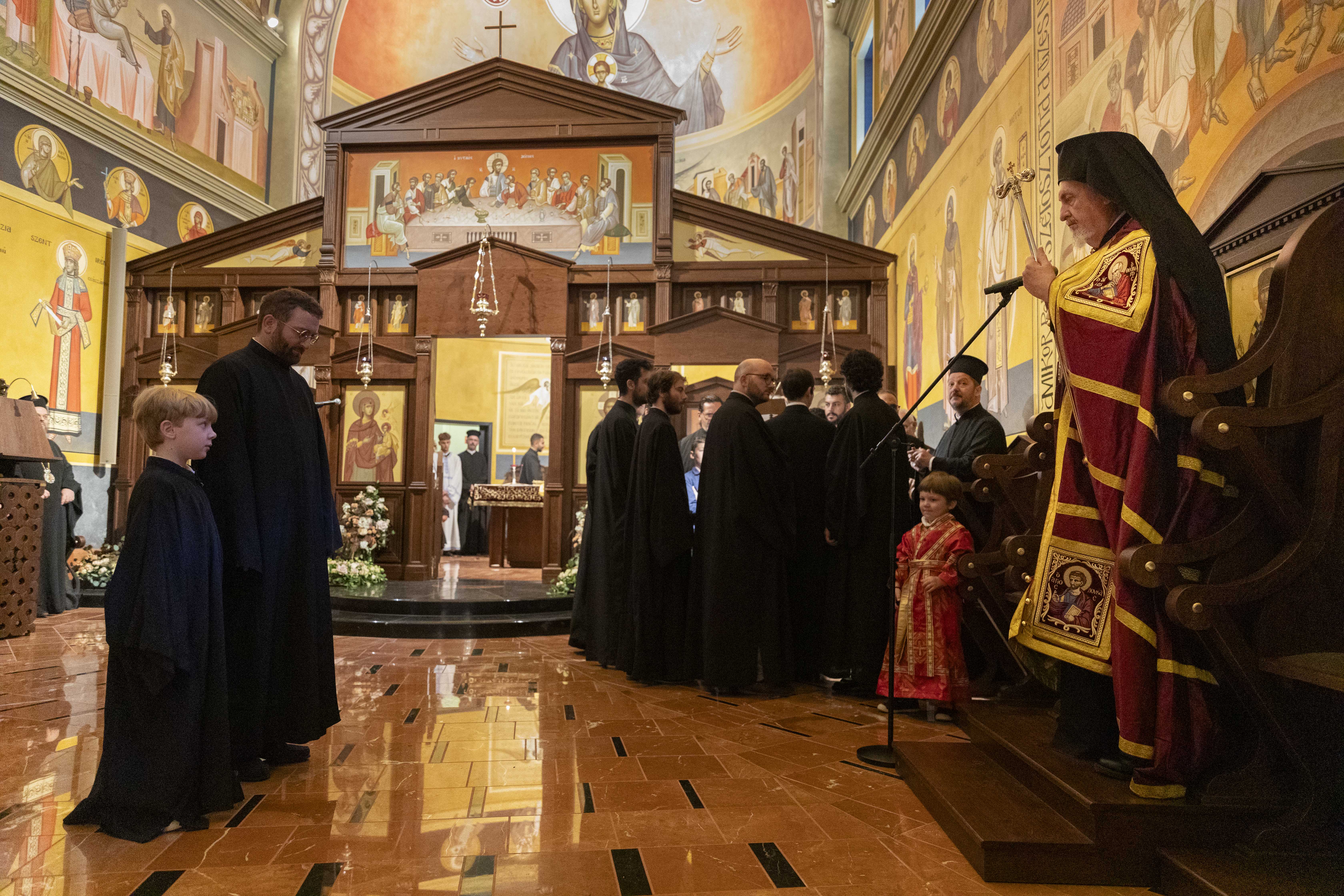 Erzbischöflicher Vorsitz Seiner Eminenz, des Metropoliten-Ältesten Emmanuel von Chalkedon, in der Kirche der Heiligen Drei Hierarchen in Budapest.