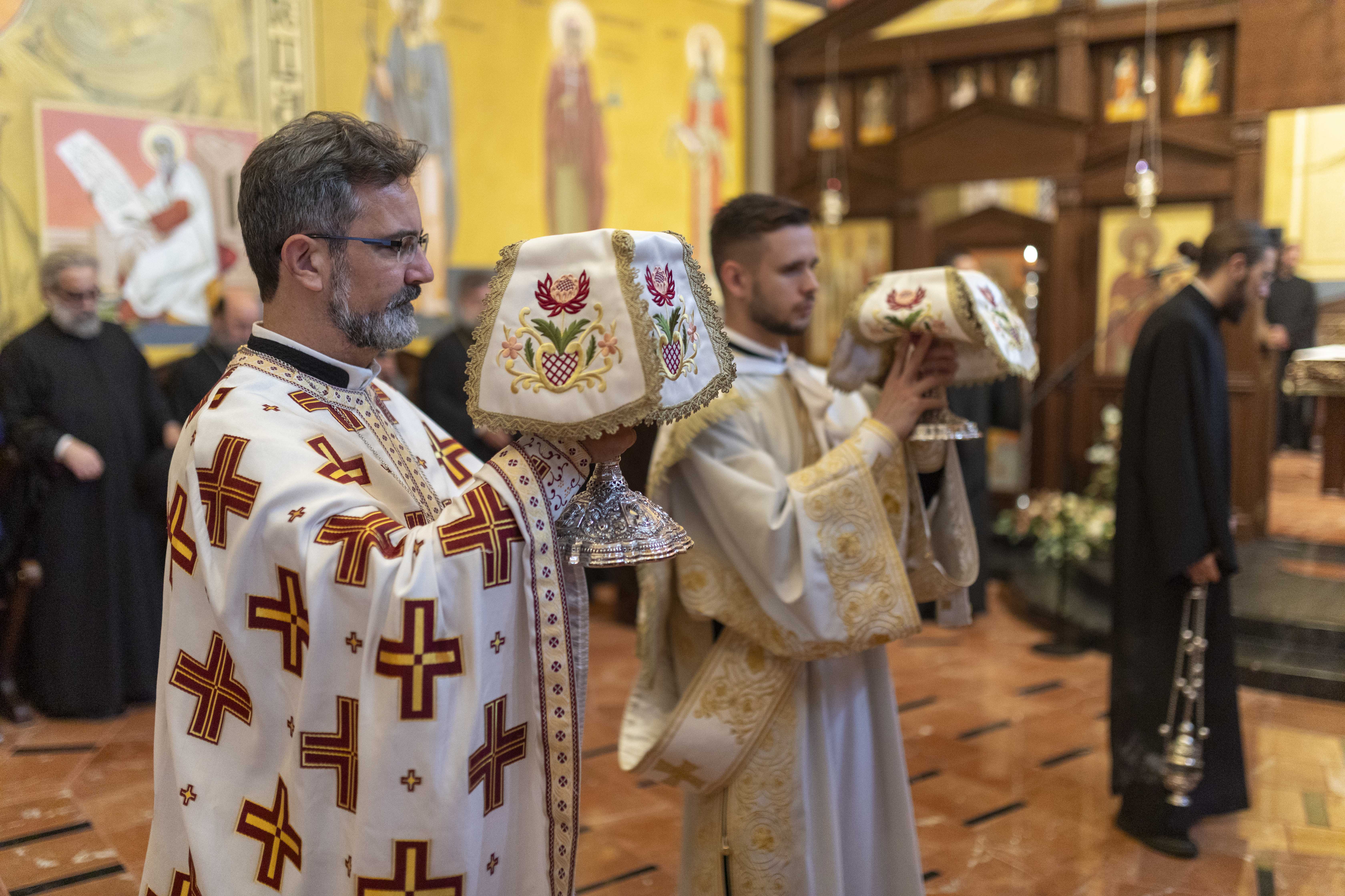 Erzbischöflicher Vorsitz Seiner Eminenz, des Metropoliten-Ältesten Emmanuel von Chalkedon, in der Kirche der Heiligen Drei Hierarchen in Budapest.