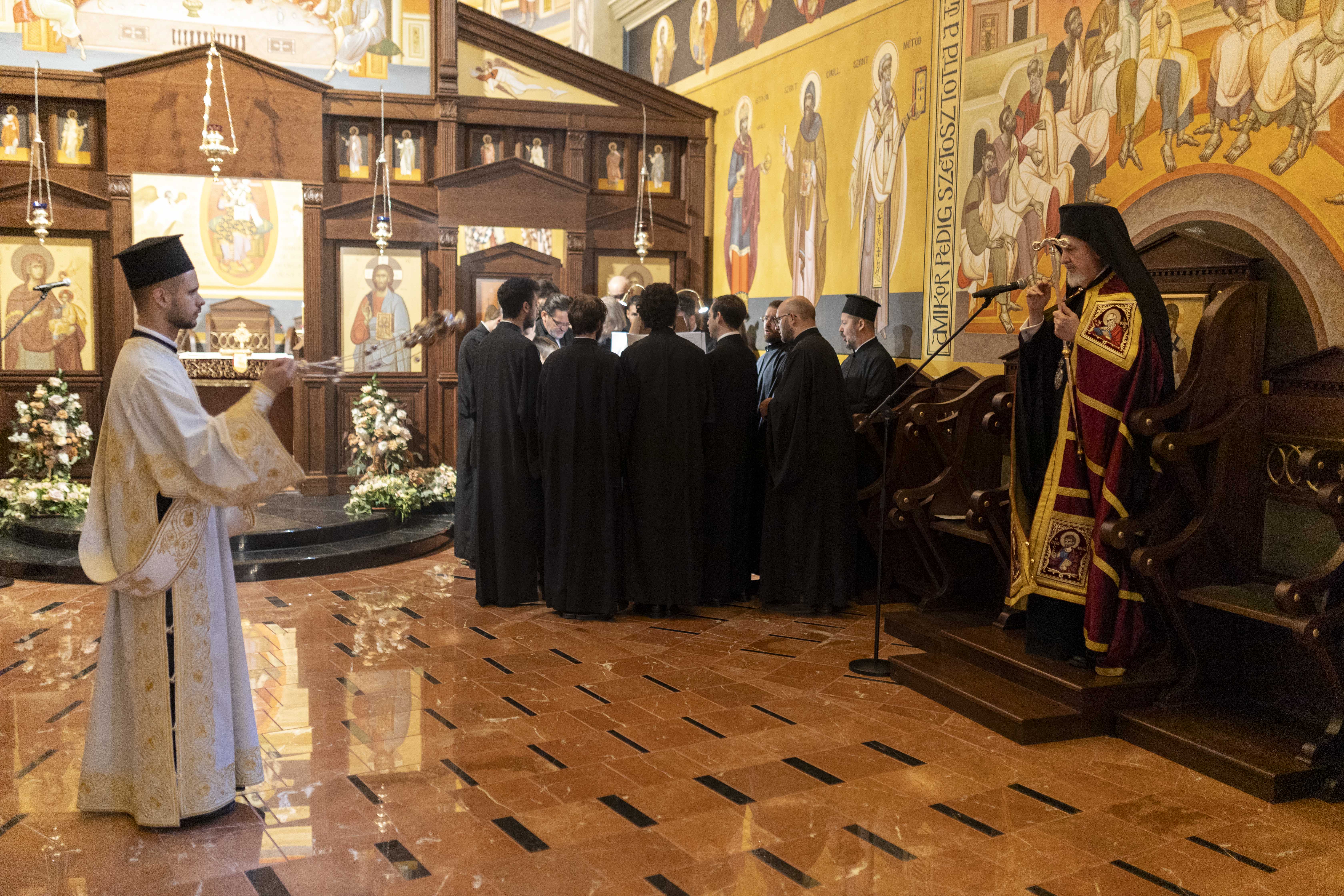 Erzbischöflicher Vorsitz Seiner Eminenz, des Metropoliten-Ältesten Emmanuel von Chalkedon, in der Kirche der Heiligen Drei Hierarchen in Budapest.