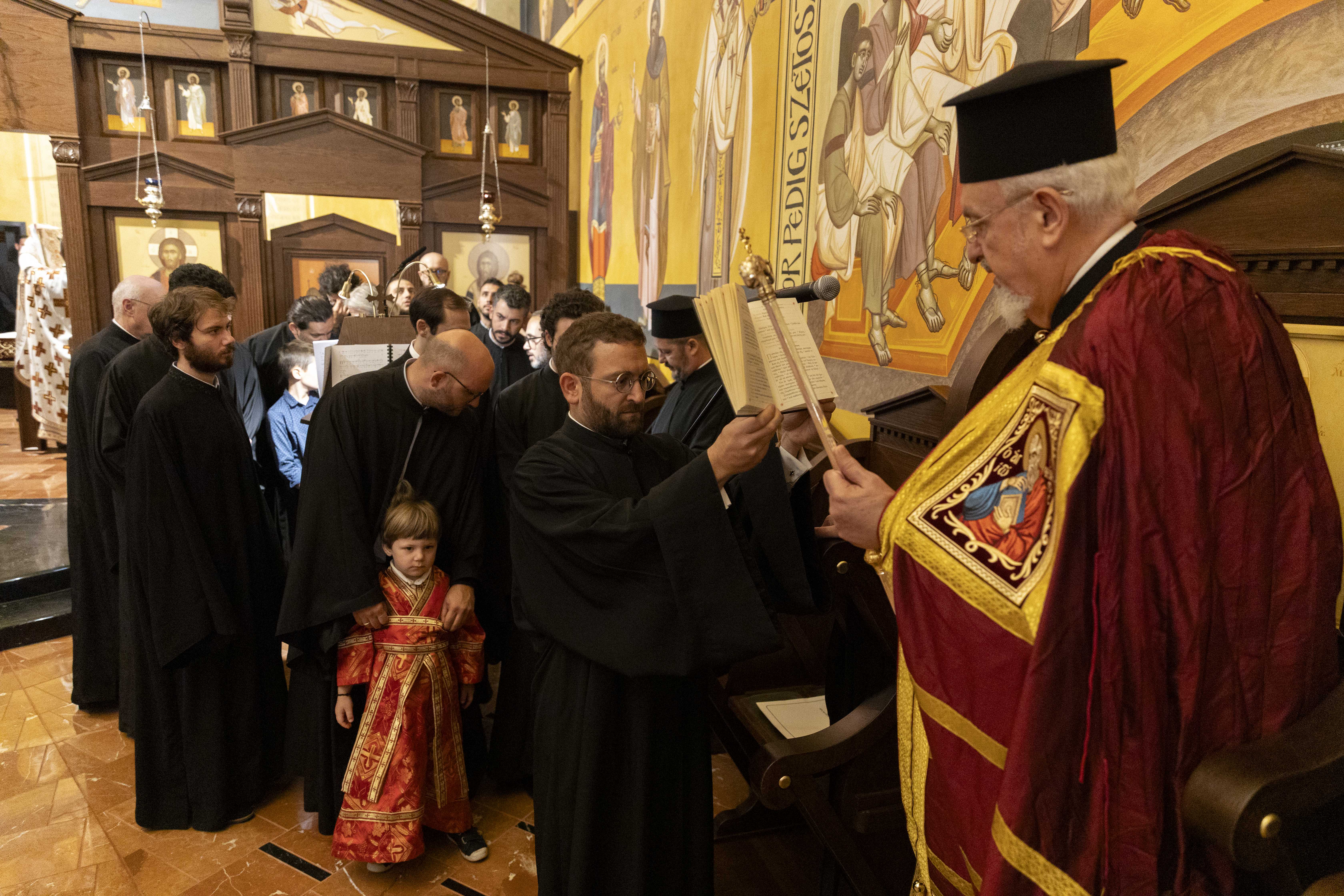 Erzbischöflicher Vorsitz Seiner Eminenz, des Metropoliten-Ältesten Emmanuel von Chalkedon, in der Kirche der Heiligen Drei Hierarchen in Budapest.