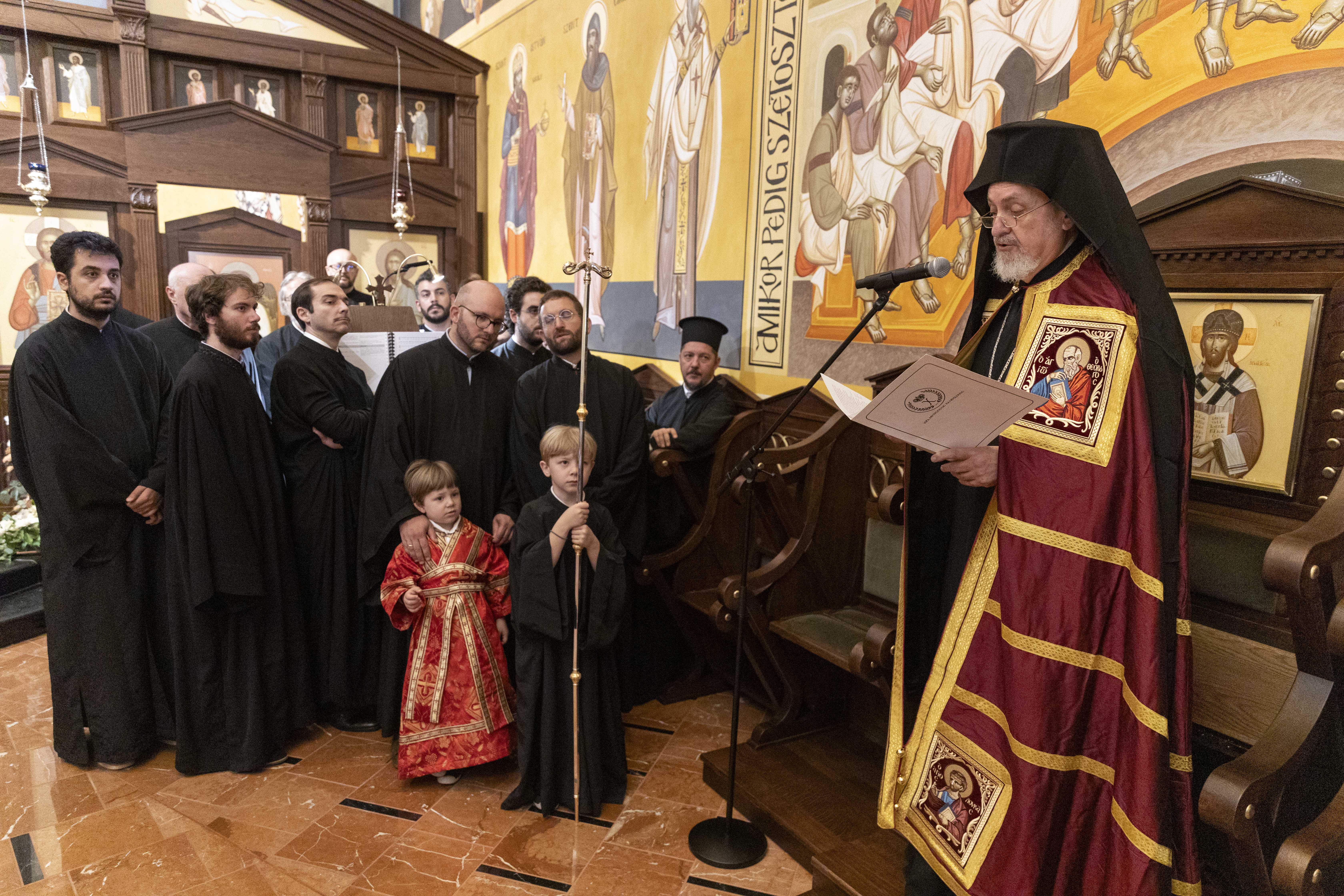 Erzbischöflicher Vorsitz Seiner Eminenz, des Metropoliten-Ältesten Emmanuel von Chalkedon, in der Kirche der Heiligen Drei Hierarchen in Budapest.