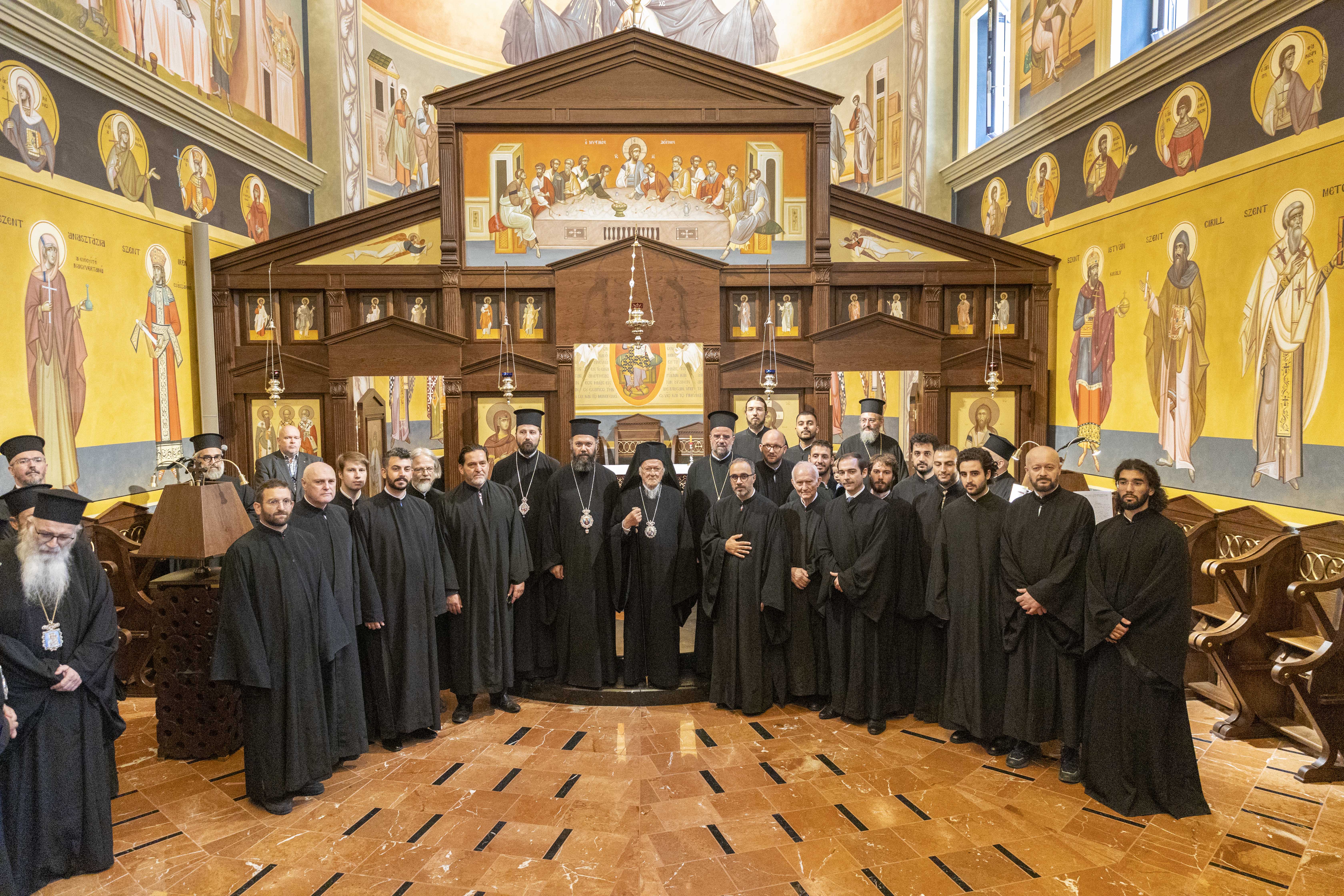 Erzbischöflicher Vorsitz Seiner Eminenz, des Metropoliten-Ältesten Emmanuel von Chalkedon, in der Kirche der Heiligen Drei Hierarchen in Budapest.