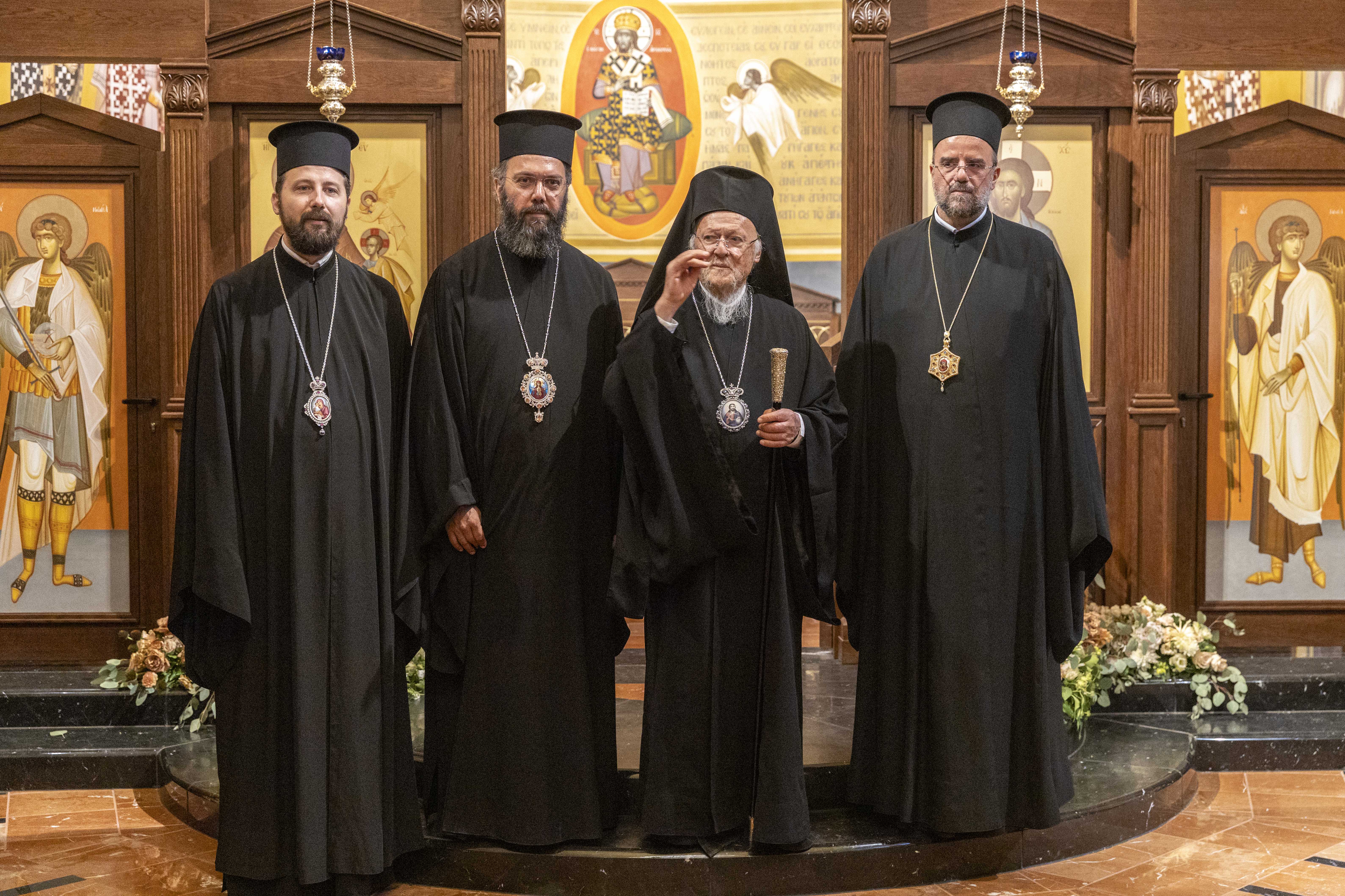 Erzbischöflicher Vorsitz Seiner Eminenz, des Metropoliten-Ältesten Emmanuel von Chalkedon, in der Kirche der Heiligen Drei Hierarchen in Budapest.
