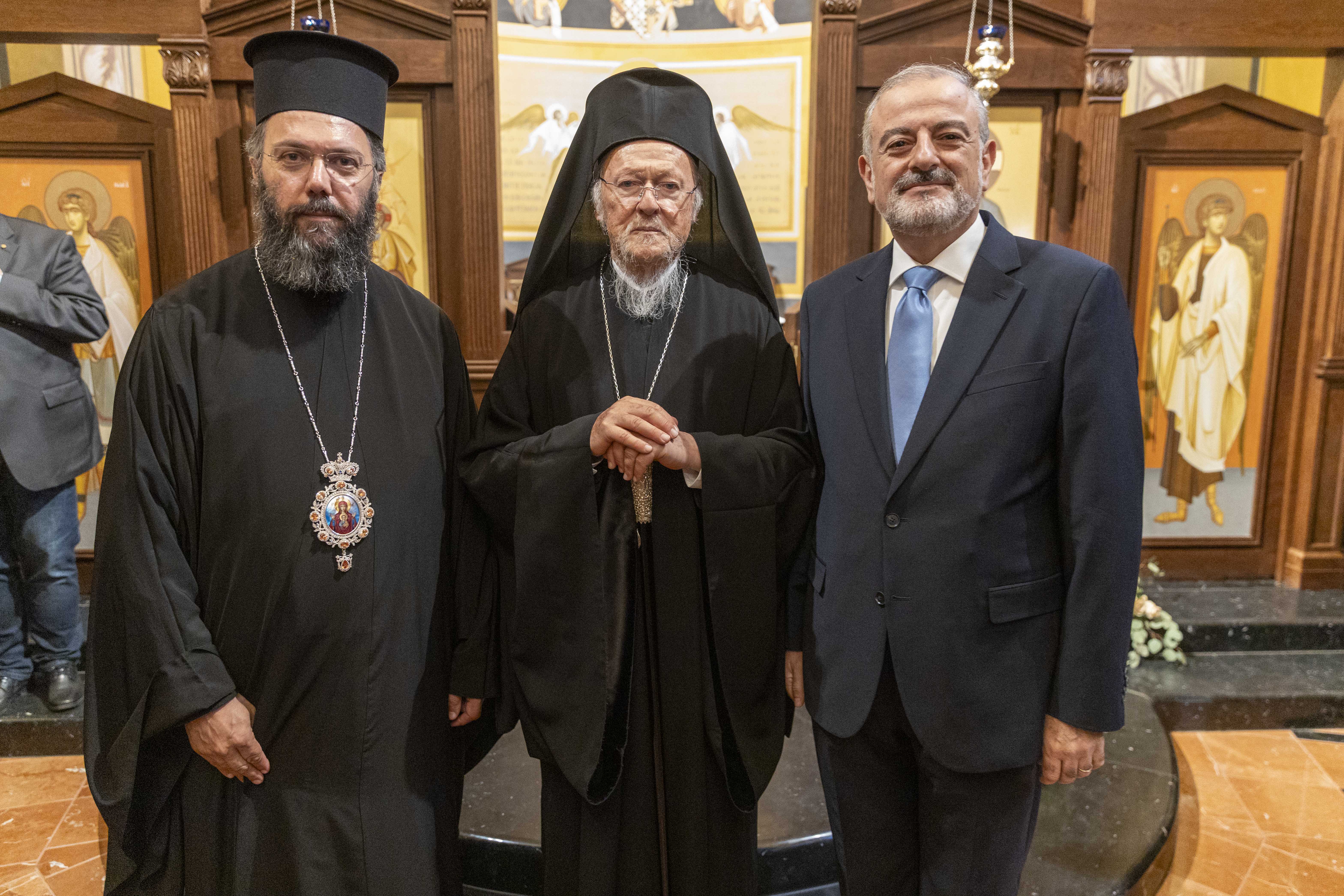 Erzbischöflicher Vorsitz Seiner Eminenz, des Metropoliten-Ältesten Emmanuel von Chalkedon, in der Kirche der Heiligen Drei Hierarchen in Budapest.