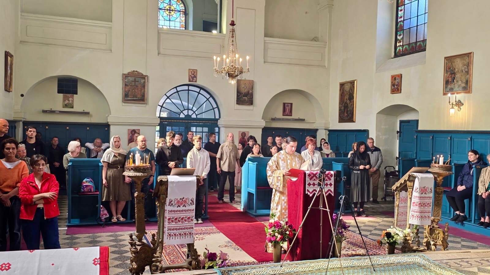 Erzbischöfliche Göttliche Liturgie und Übergabe der Leitung der Kirchengemeinde der Heiligen Dreifaltigkeit in Kecskemét, Ungarn.