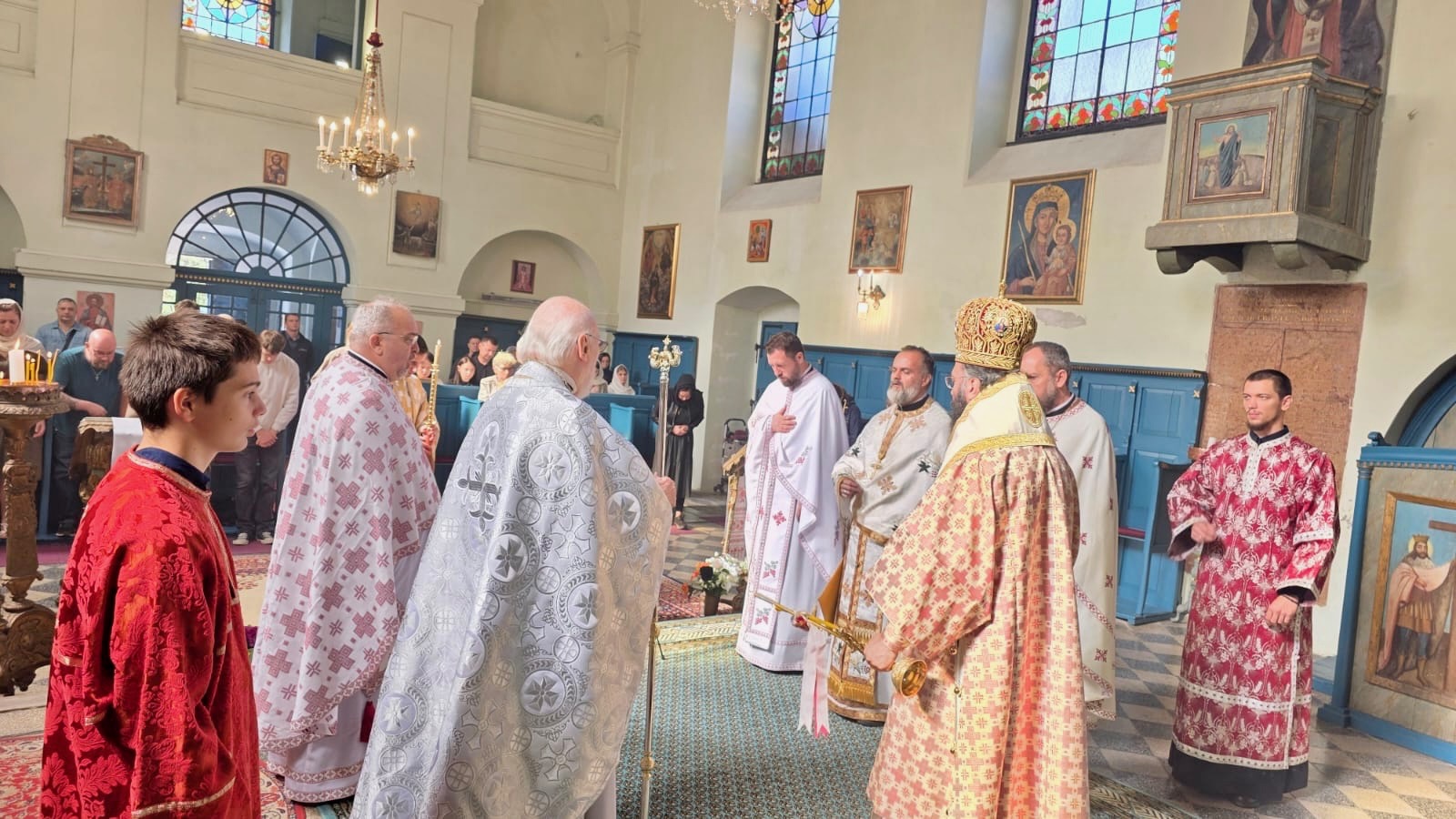 Erzbischöfliche Göttliche Liturgie und Übergabe der Leitung der Kirchengemeinde der Heiligen Dreifaltigkeit in Kecskemét, Ungarn.