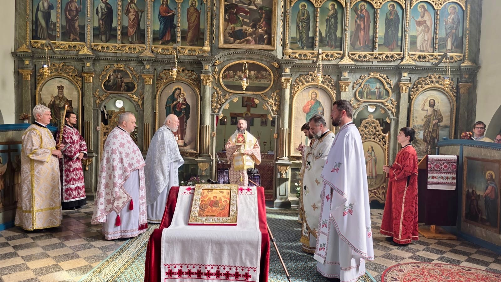 Erzbischöfliche Göttliche Liturgie und Übergabe der Leitung der Kirchengemeinde der Heiligen Dreifaltigkeit in Kecskemét, Ungarn.
