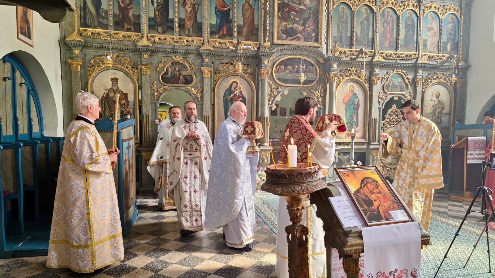 Erzbischöfliche Göttliche Liturgie und Übergabe der Leitung der Kirchengemeinde der Heiligen Dreifaltigkeit in Kecskemét, Ungarn.