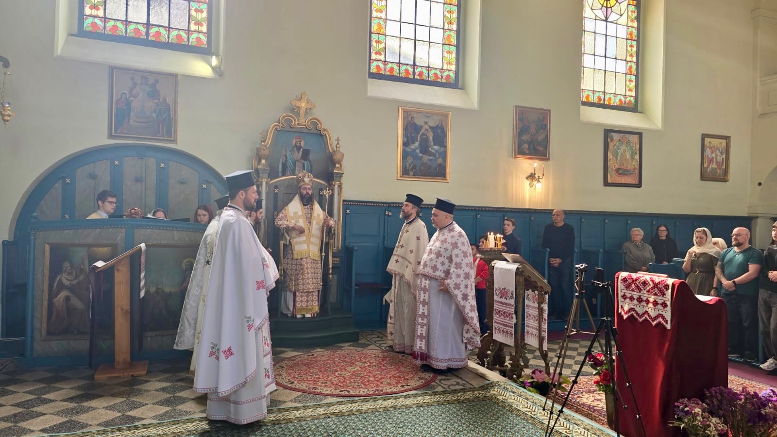 Erzbischöfliche Göttliche Liturgie und Übergabe der Leitung der Kirchengemeinde der Heiligen Dreifaltigkeit in Kecskemét, Ungarn.