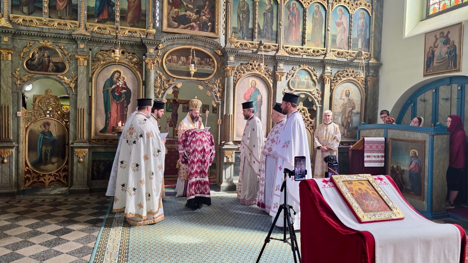 Erzbischöfliche Göttliche Liturgie und Übergabe der Leitung der Kirchengemeinde der Heiligen Dreifaltigkeit in Kecskemét, Ungarn.
